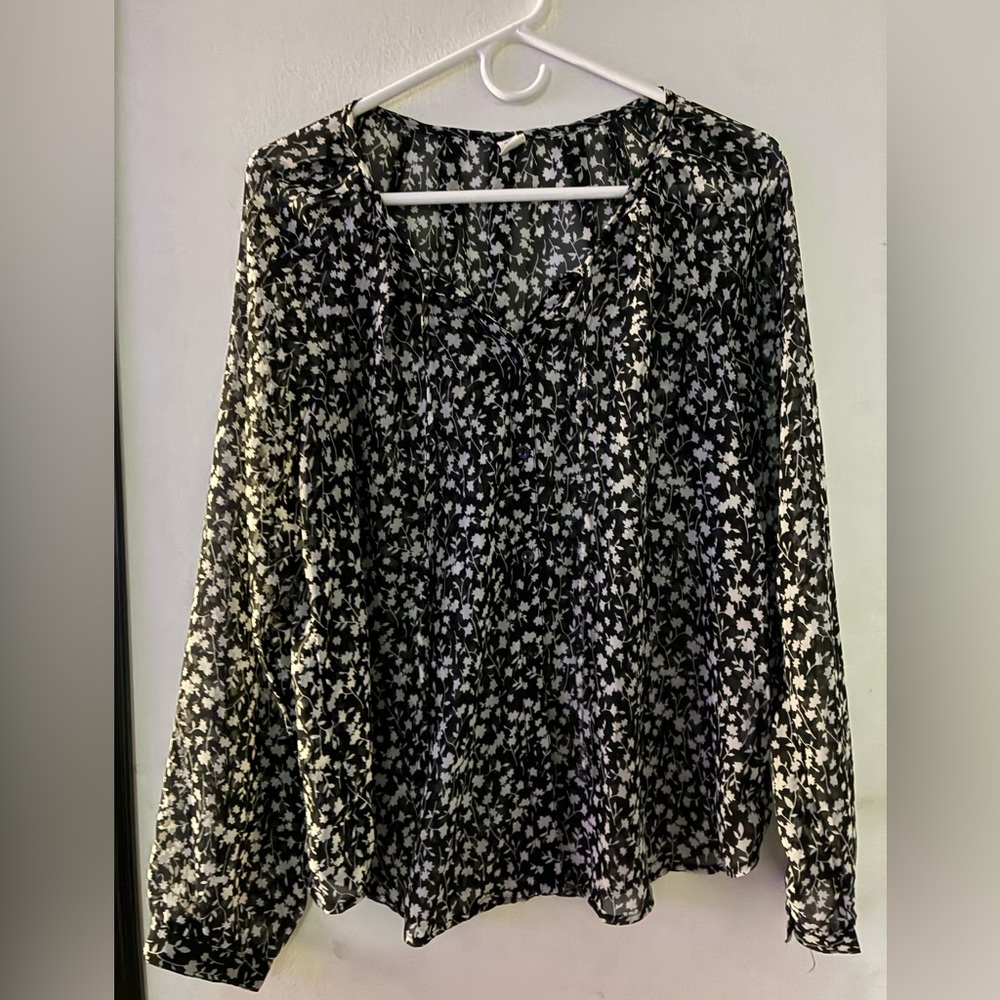 Old Navy Black and White Floral Blouse size Medium